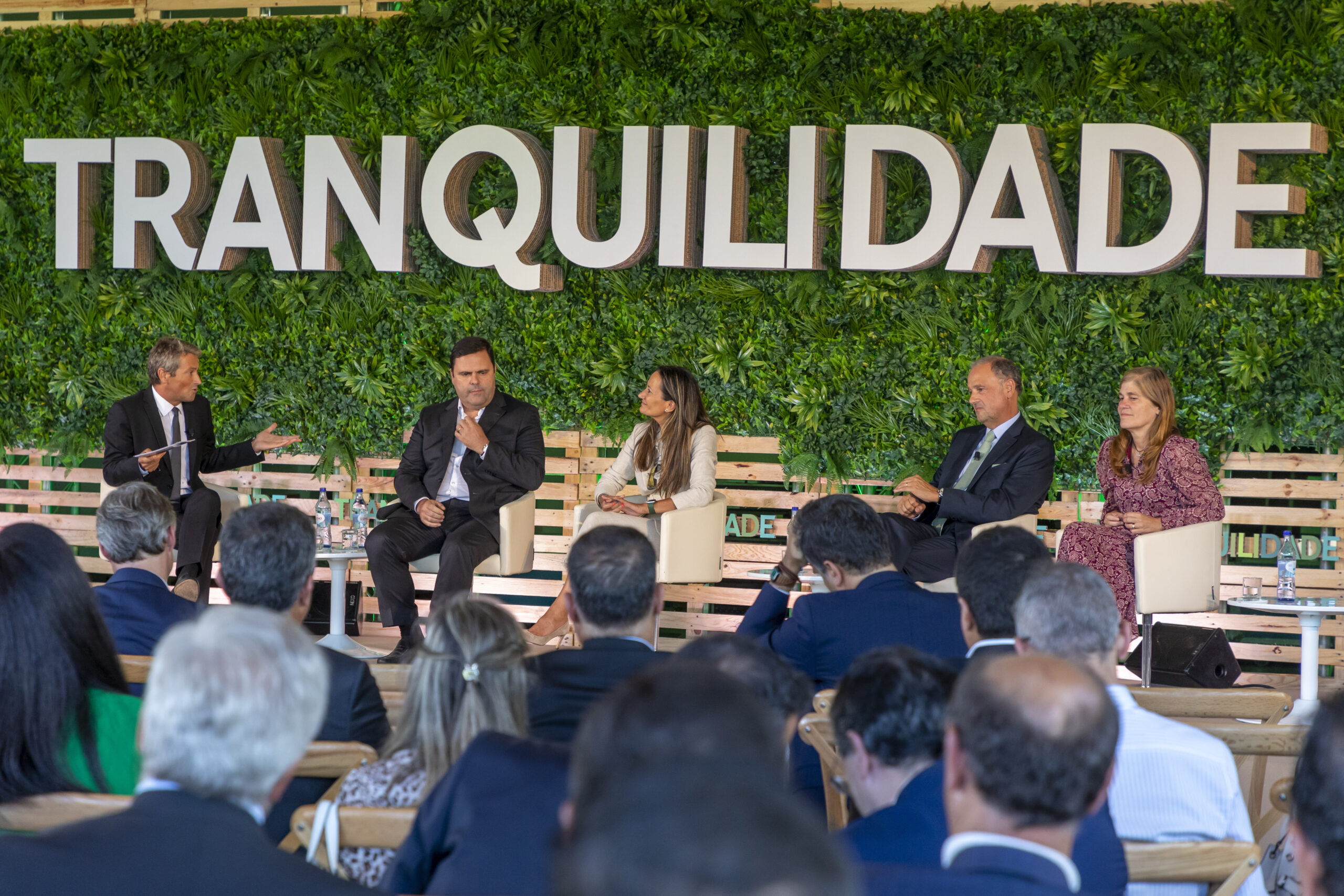 Os convidados durante a sessão.