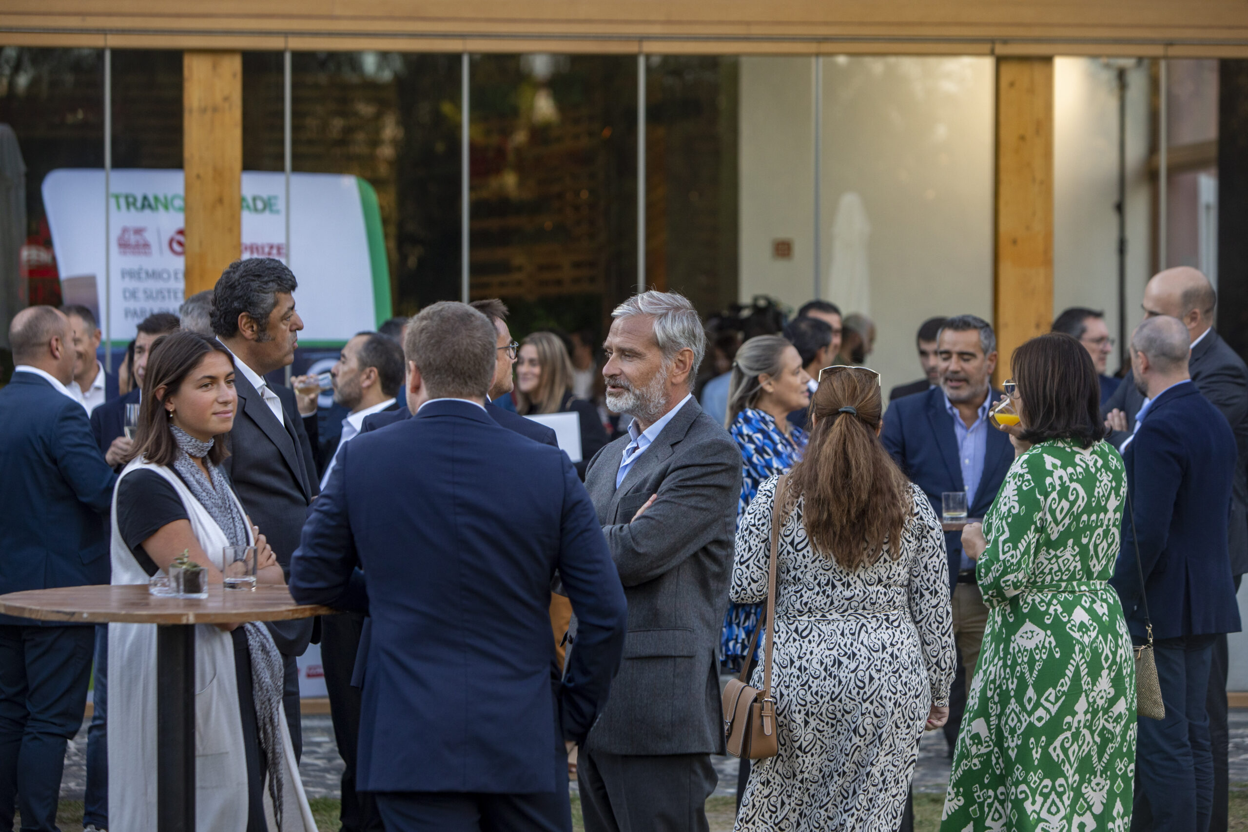Convidados durante o cocktail no fim da sessão.