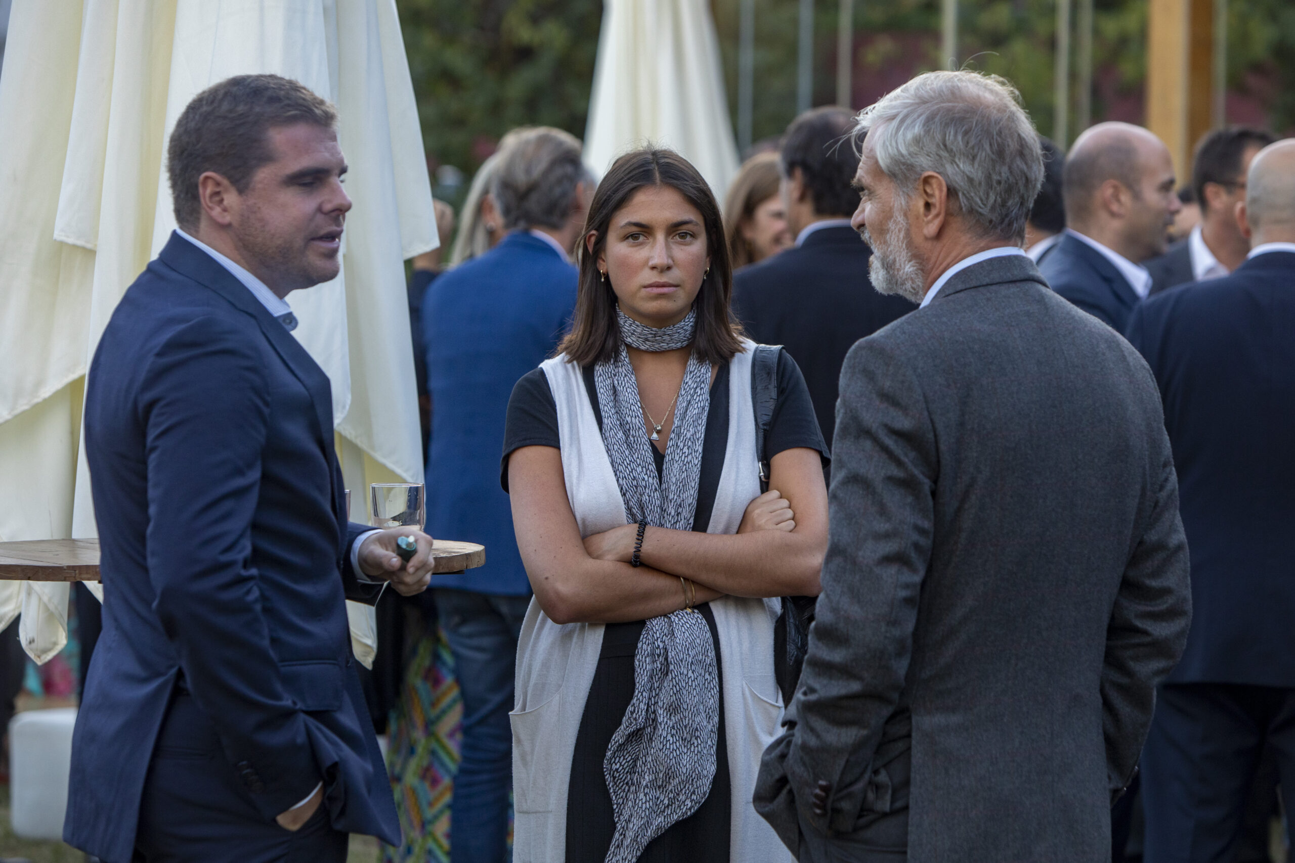Convidados durante o cocktail no fim da sessão.