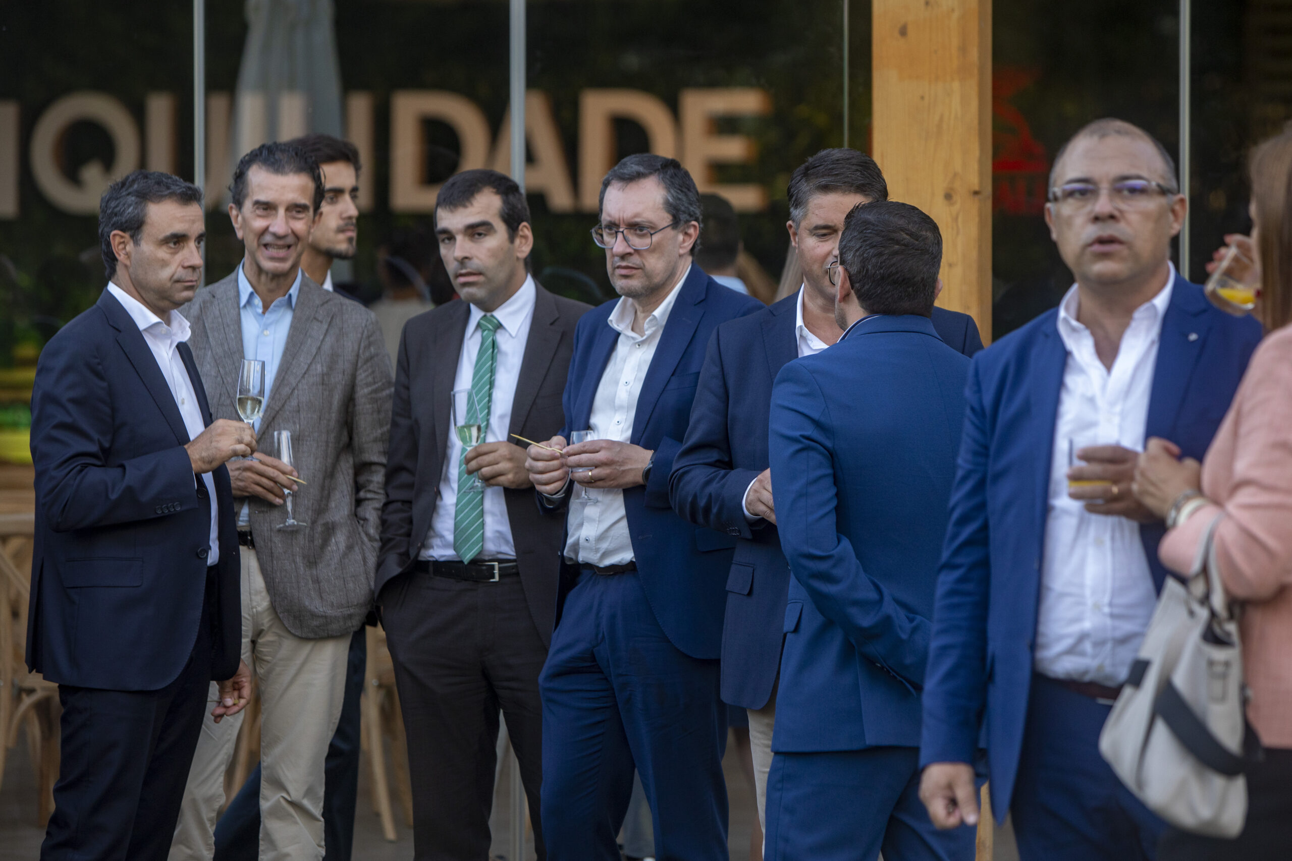 Convidados durante o cocktail no fim da sessão.