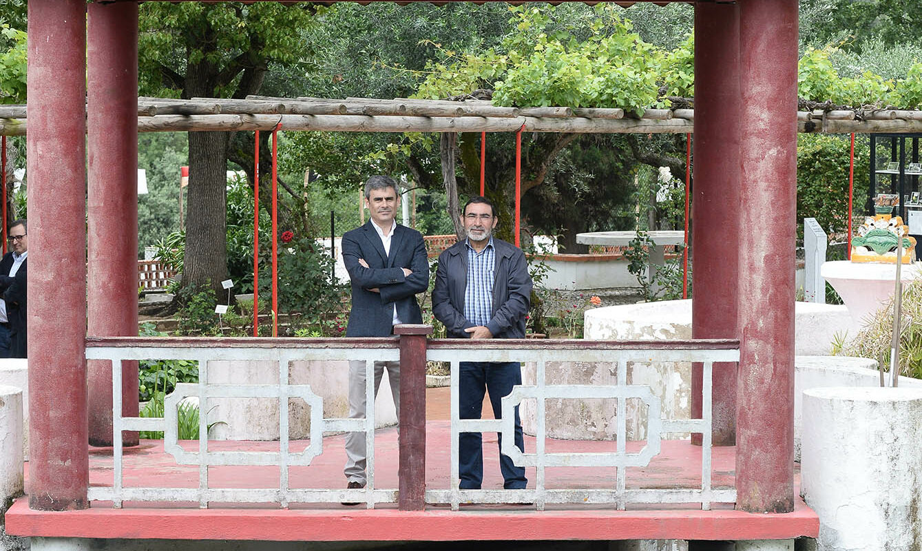 Gualter Vasco, director fabril da Caima, com António Matias Coelho no pavilhão de Macau existente no Jardim-Horto de Camões