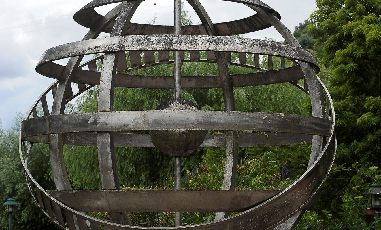 A maior esfera armilar existente em Portugal, pesa meia tonelada, oferecida pela Faculdade de Belas-Artes de Lisboa