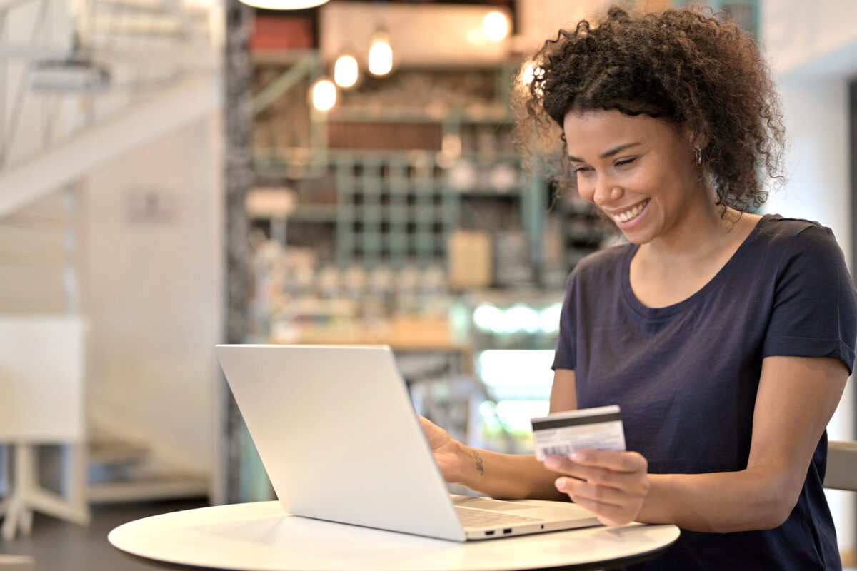 <em>Shopstreaming</em>, a nova forma de fazer negócios pela internet | Unibanco