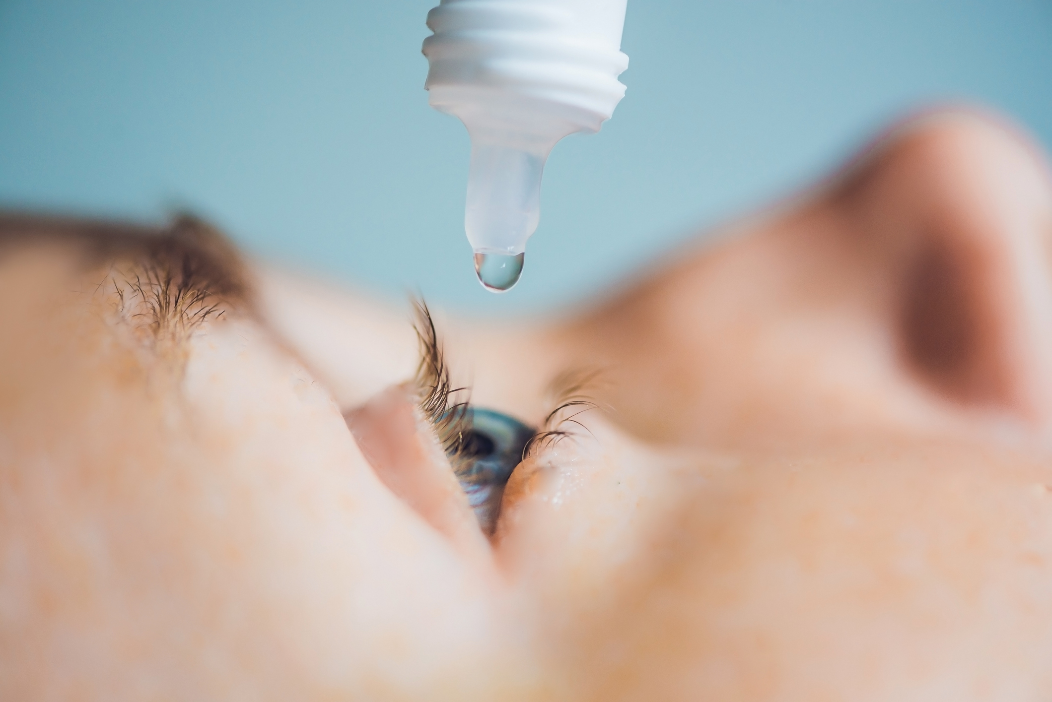 5. Feche e abra os olhos várias vezes, ao longo do dia, para lubrificar. Se não surtir efeito, recorra a gotas hidratantes para evitar o olho seco.
