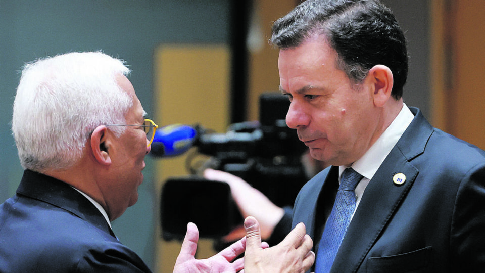 Duas guerras e um bloqueio