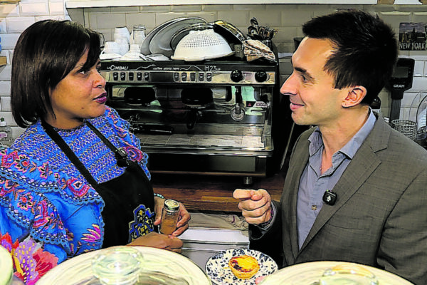 Flora tem um café-mercearia em Paris e Alfredo é chefe de gabinete do Parlamento Europeu em Portugal