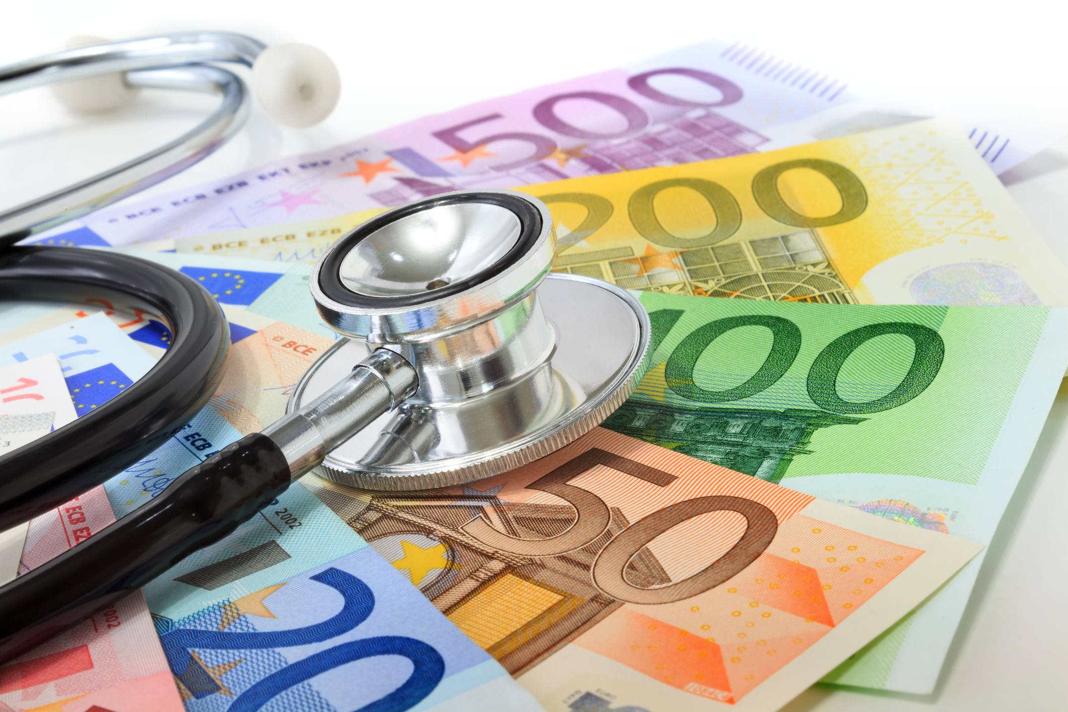 Saúde financeira - notas em euros e estetoscópio