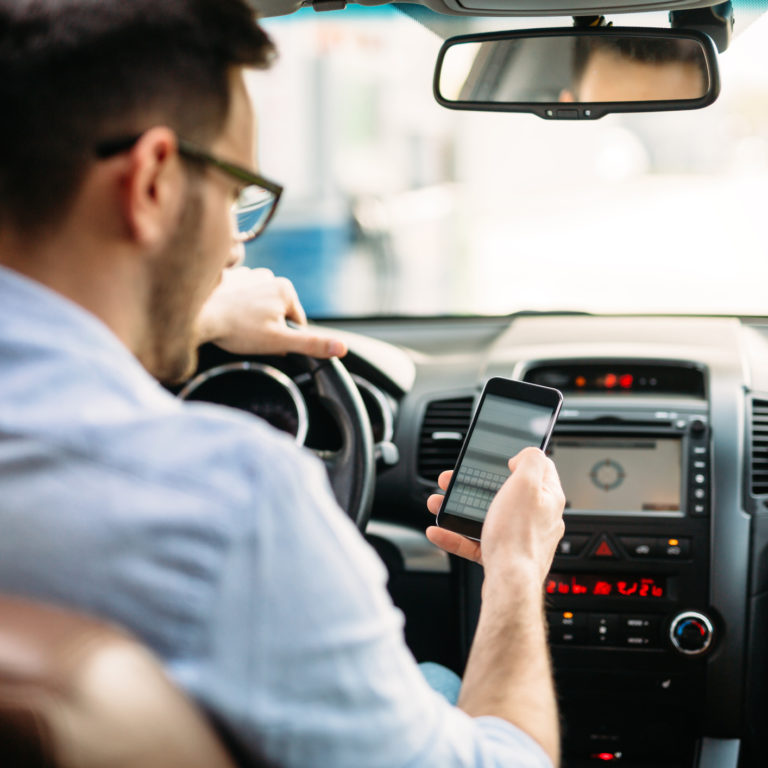 Distrações ao volante: quais são e como preveni-las