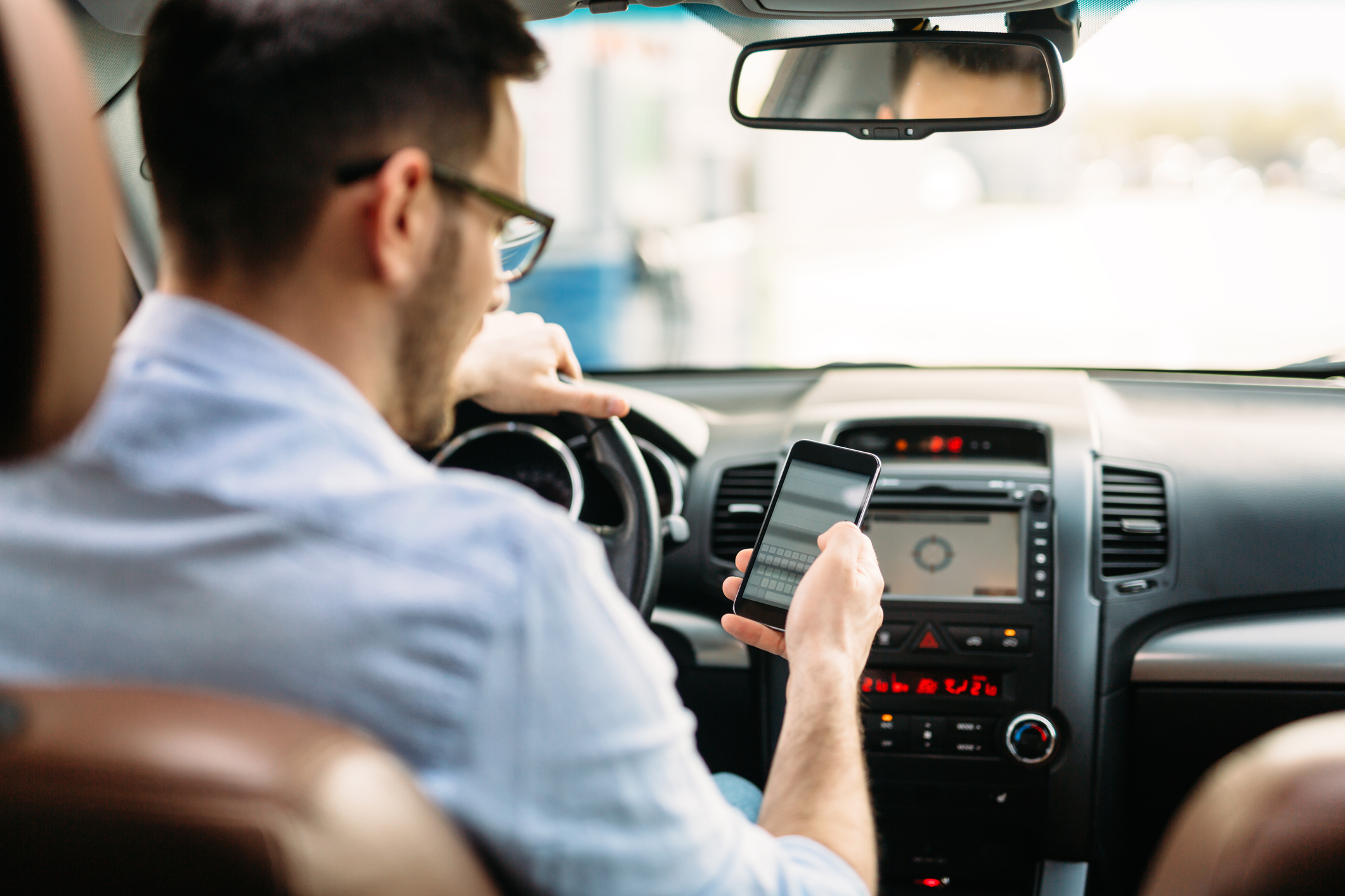 Distrações ao volante: quais são e como preveni-las