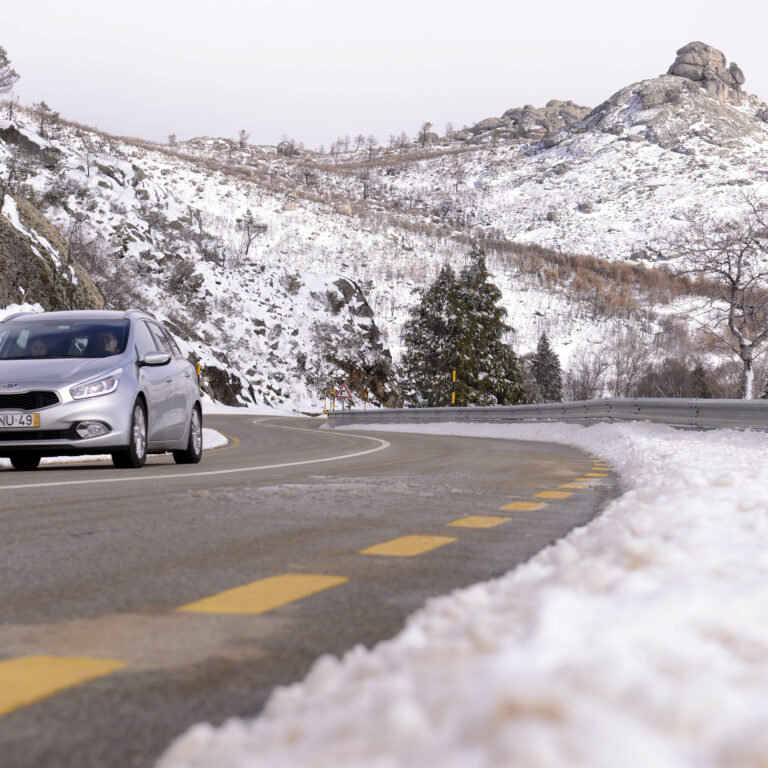 Gelo e neve no carro: como tirar facilmente