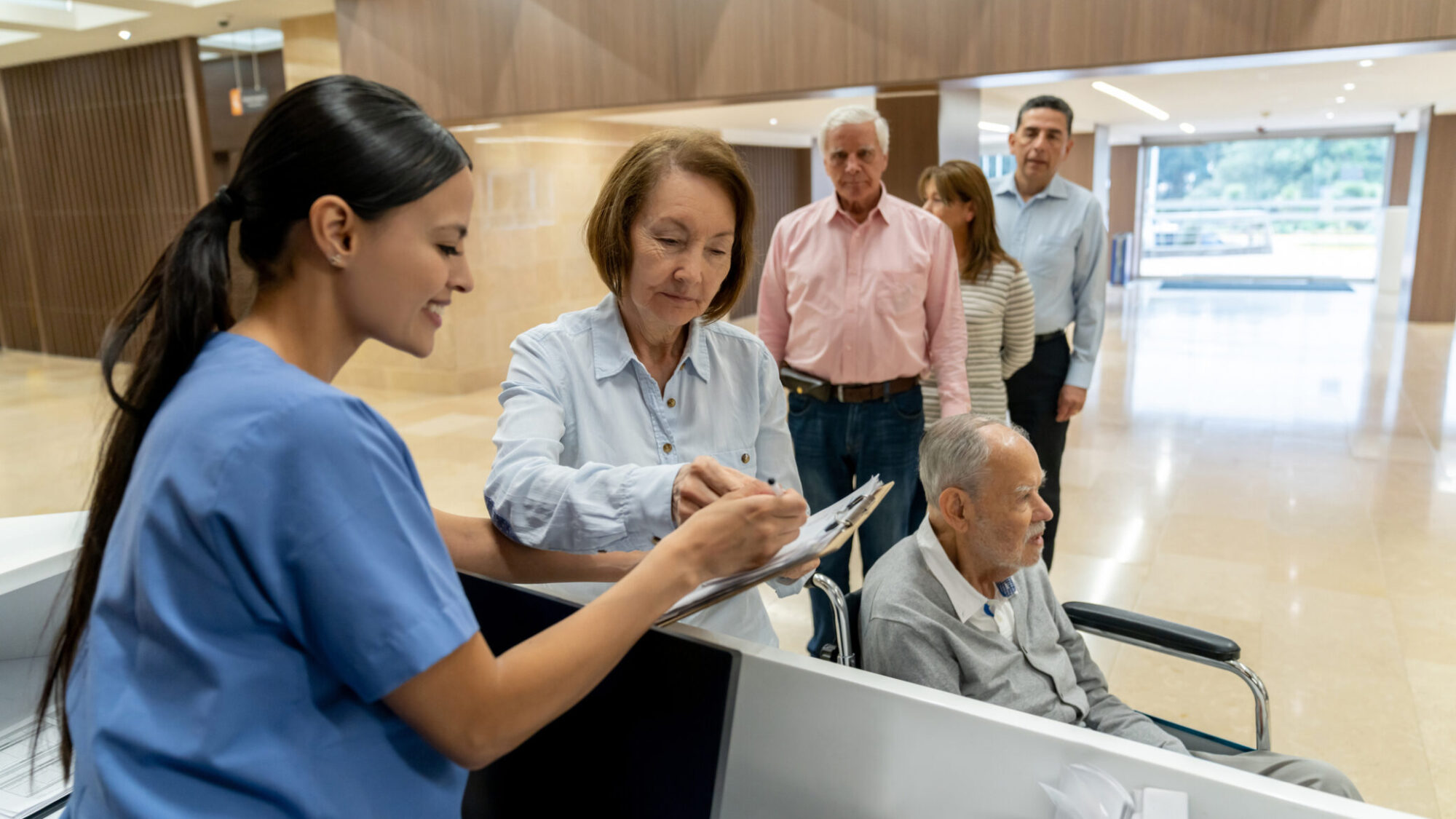 Receção de hospital onde utente utiliza o Cartão Europeu de Seguro de Doença para acesso a cuidados médicos