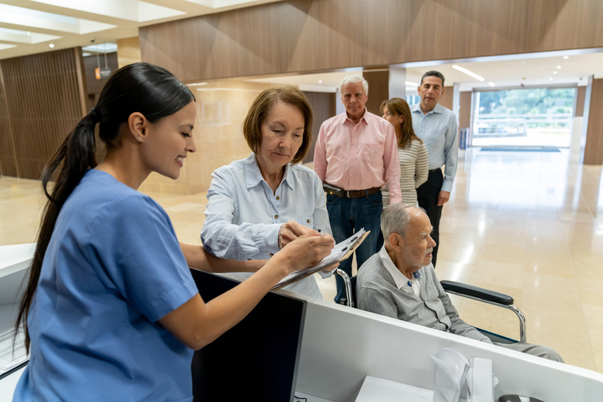 Receção de hospital onde utente utiliza o Cartão Europeu de Seguro de Doença para acesso a cuidados médicos