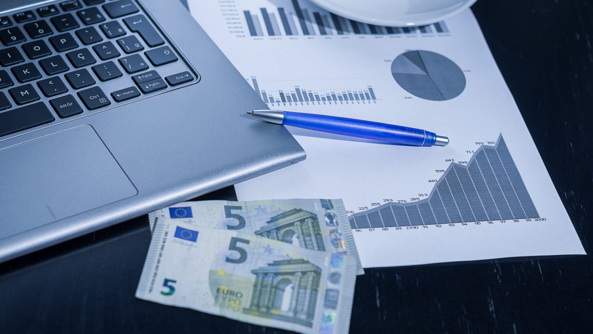 ferramentas financeiras e notas em cima da mesa