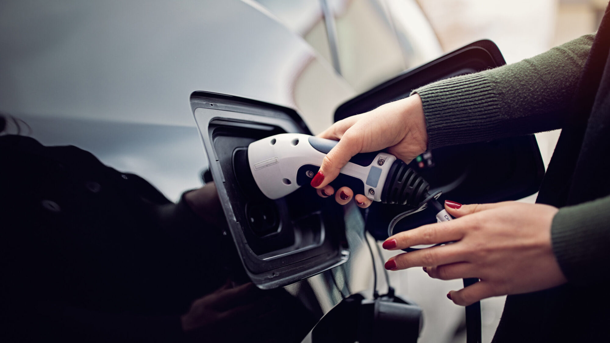 Veículos híbridos plug-in, como funcionam e quais as suas vantagens