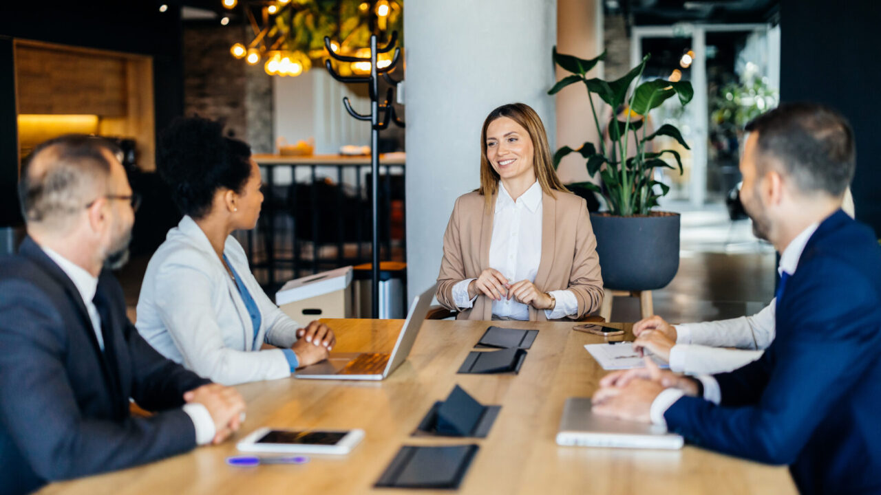 Sócios de uma empresa reunidos para discutirem o capital social