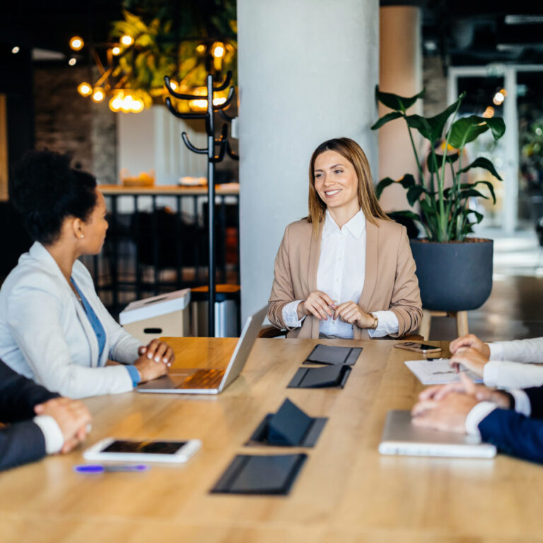 Sócios de uma empresa reunidos para discutirem o capital social