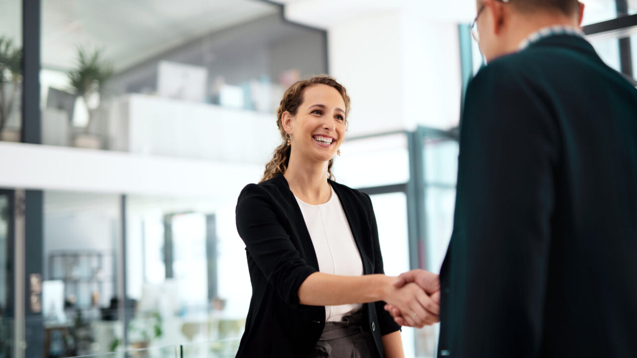 ALT text https://www.gettyimages.pt/detail/foto/portrait-of-a-smiling-young-businesswoman-shacking-imagem-royalty-free/2154407887?phrase=aperto%20de%20mao%20no%20escrit%C3%B3rio&searchscope=image%2Cfilm&adppopup=true Mulher jovem a pedir licença sem vencimento junto da entidade empregadora