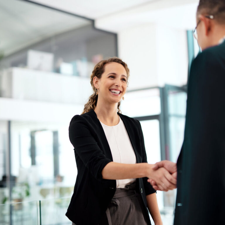 ALT text https://www.gettyimages.pt/detail/foto/portrait-of-a-smiling-young-businesswoman-shacking-imagem-royalty-free/2154407887?phrase=aperto%20de%20mao%20no%20escrit%C3%B3rio&searchscope=image%2Cfilm&adppopup=true Mulher jovem a pedir licença sem vencimento junto da entidade empregadora