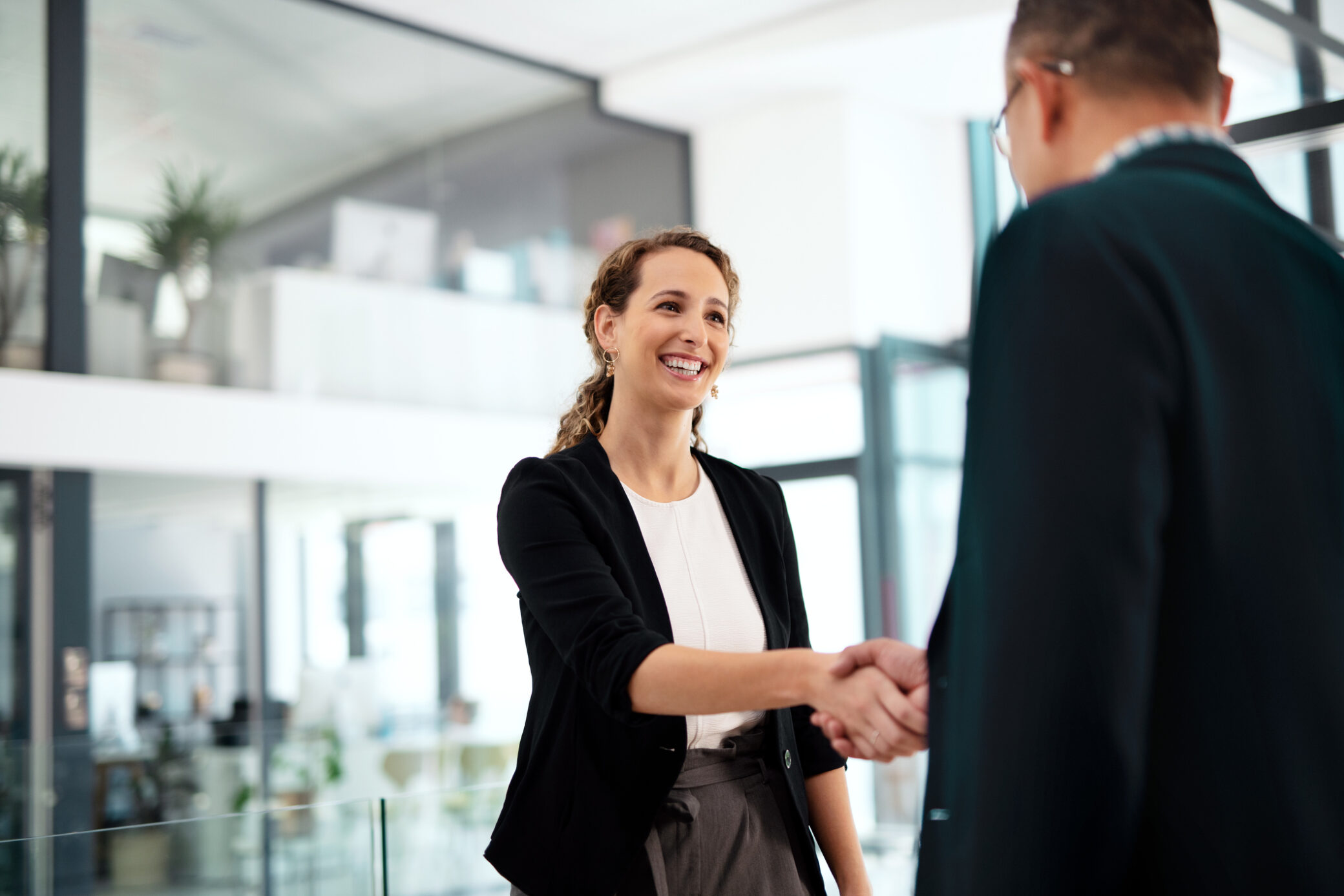 ALT text https://www.gettyimages.pt/detail/foto/portrait-of-a-smiling-young-businesswoman-shacking-imagem-royalty-free/2154407887?phrase=aperto%20de%20mao%20no%20escrit%C3%B3rio&searchscope=image%2Cfilm&adppopup=true Mulher jovem a pedir licença sem vencimento junto da entidade empregadora