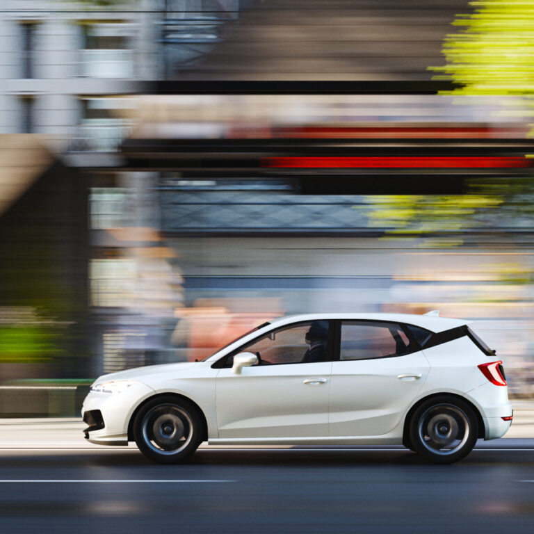 Carro em circulação numa cidade