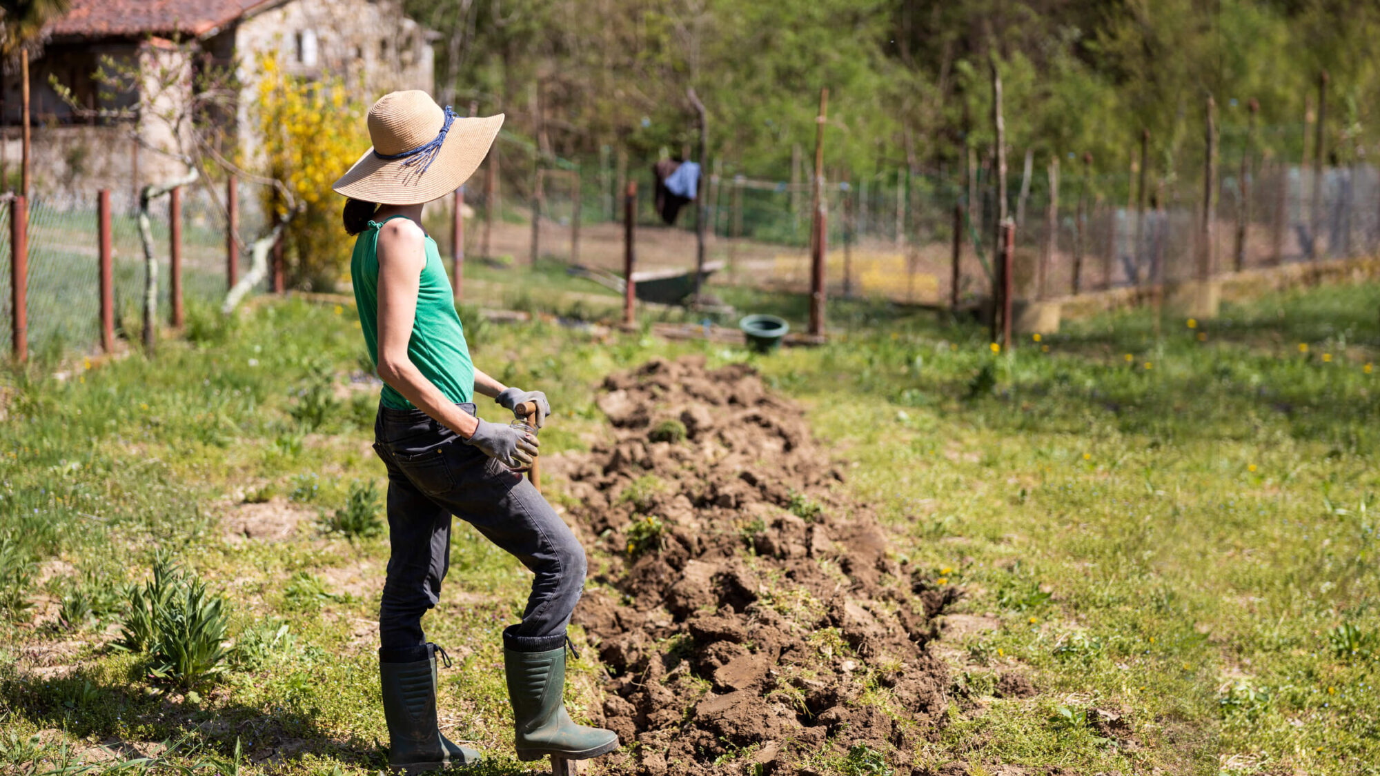 Agricultora a trabalhar num terreno, exemplo de posse por usucapião