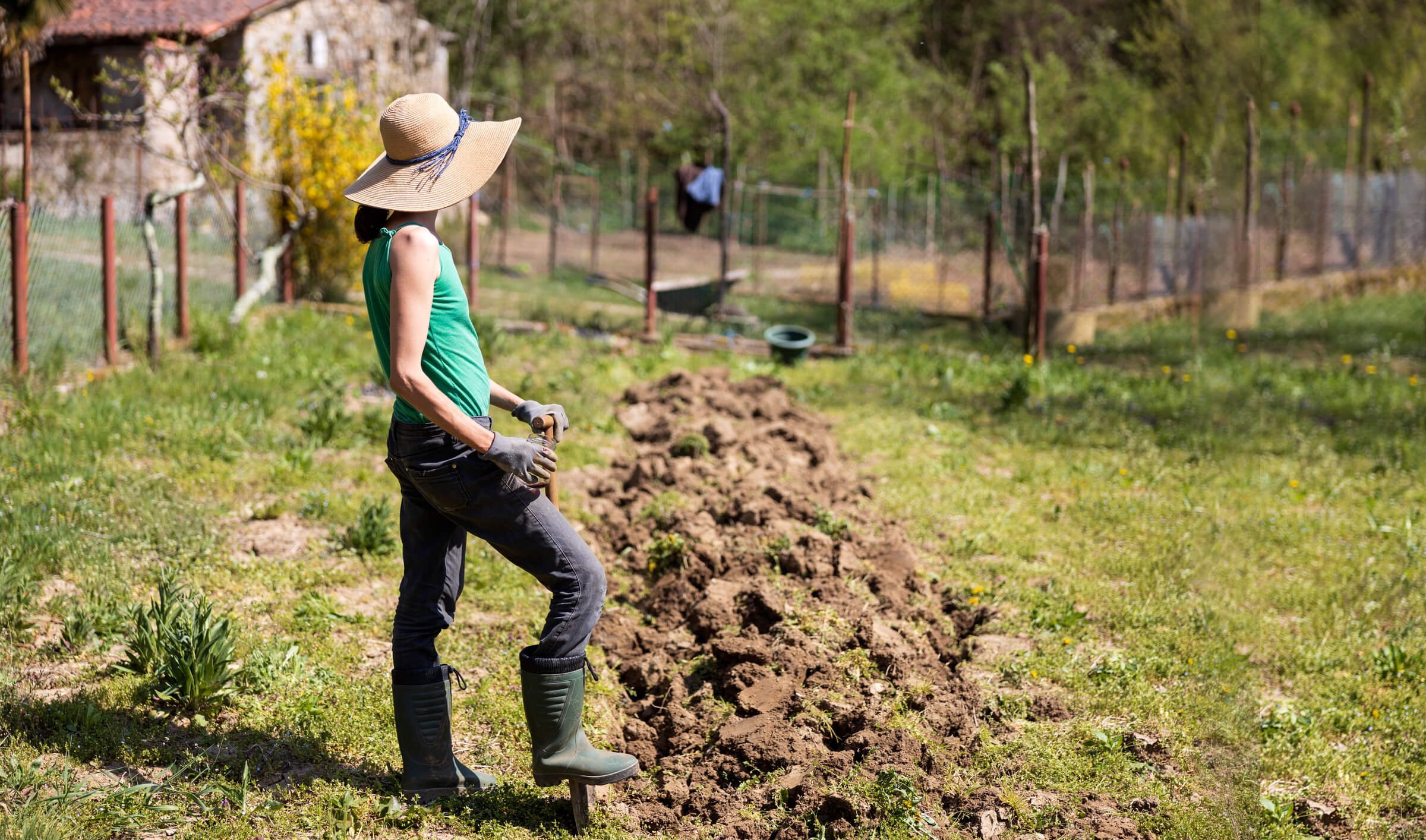 Agricultora a trabalhar num terreno, exemplo de posse por usucapião